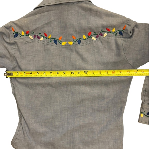 Vintage Women’s Western Chambray Button Down embellished with Embroidery details - Picture 5 of 6